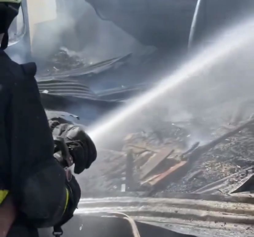 بالفيديو .. إخماد حريق شب في إحدى مزارع ولاية السيب