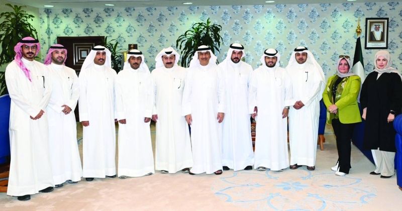 محافظ الجهراء متوسطاً ممثلي الجهات المعنية