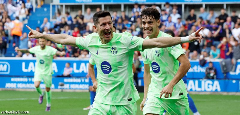 «هاتريك» ليفاندوفسكي يمنح برشلونة الانتصار الثامن