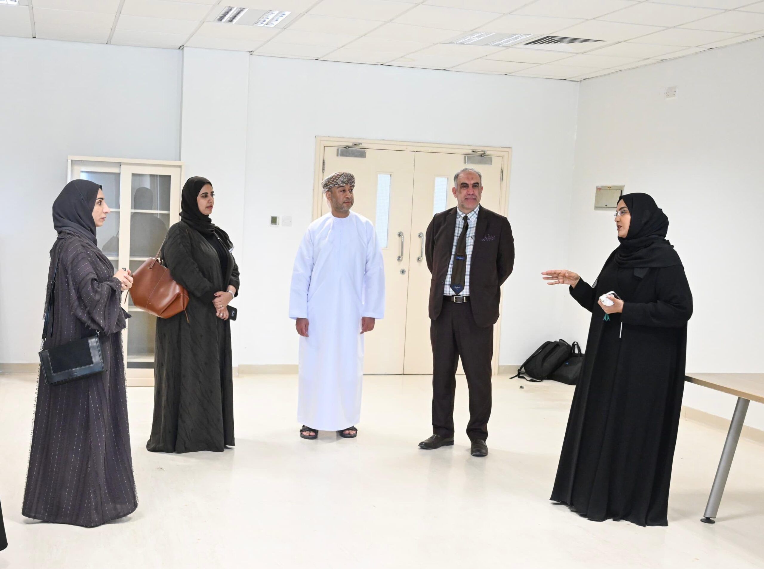 وفد من التعليم العالي يطلع على مركز ريادة الأعمال والحاضنات العلمية بجامعة ظفار