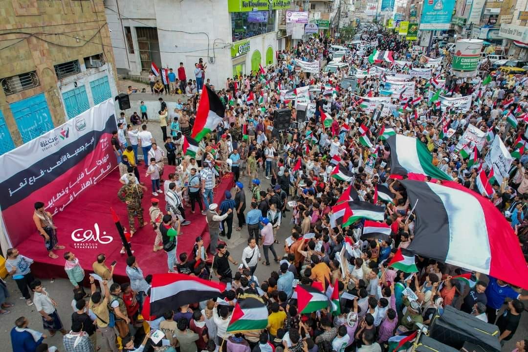 في ذكرى طوفان الأقصى.. عشرات الآلاف يحتشدون في مسيرة بتعز دعمًا للمقاومة الفلسطينية