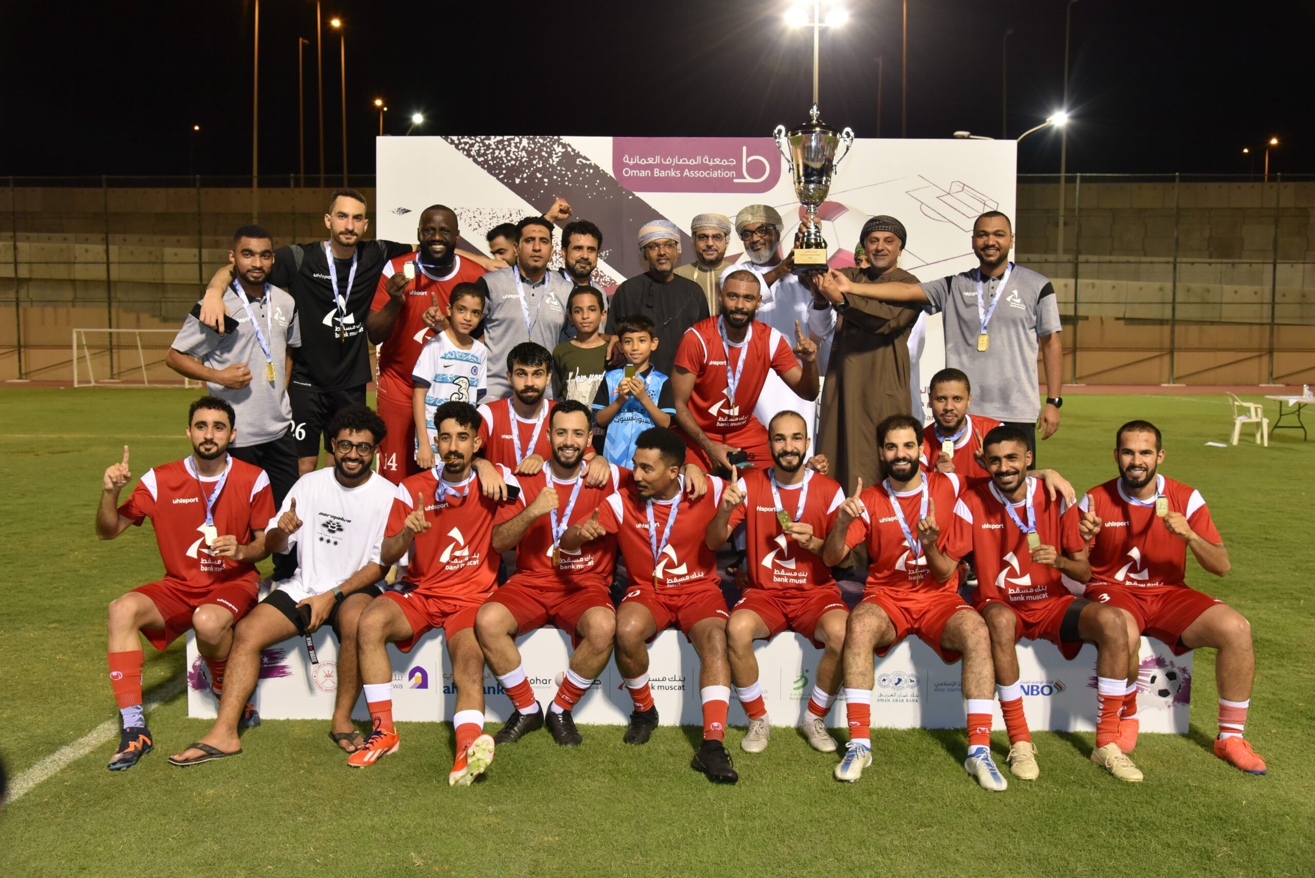 تتويج بنك مسقط بكأس بطولة جمعية المصارف العمانية لكرة القدم