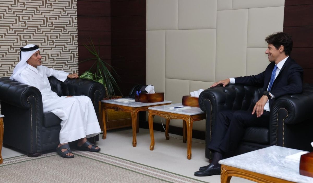 رئيس المؤسسة القطرية للإعلام يجتمع مع السفير الإيطالي لدى الدولة