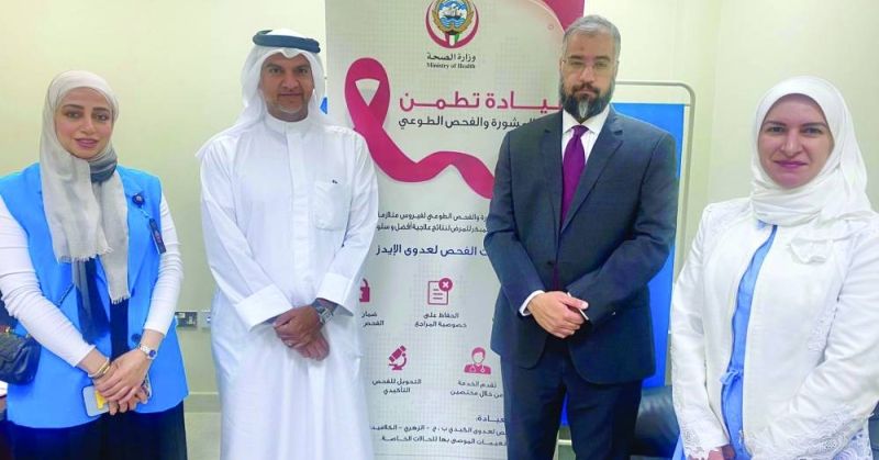 المنذر الحساوي وفهد الغملاس مع مسؤولي العيادة