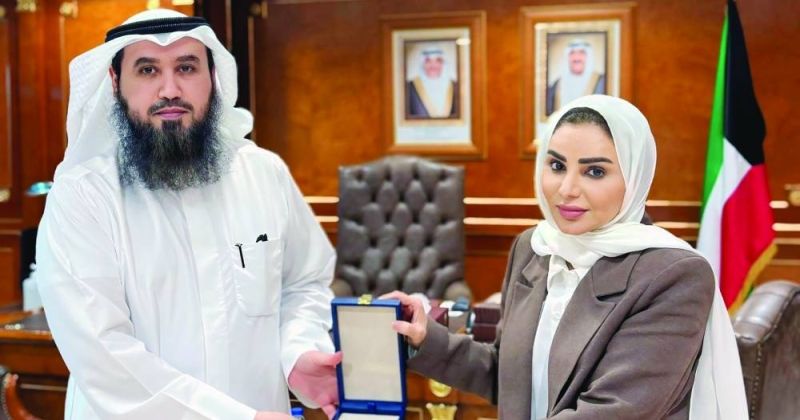 الوزيرة الحويلة تتلقى من العتل وسام جمعية المهندسين