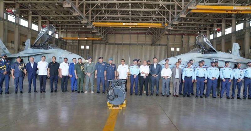 وزير الدفاع الماليزي يزور قاعدة أحمد الجابر الجوية