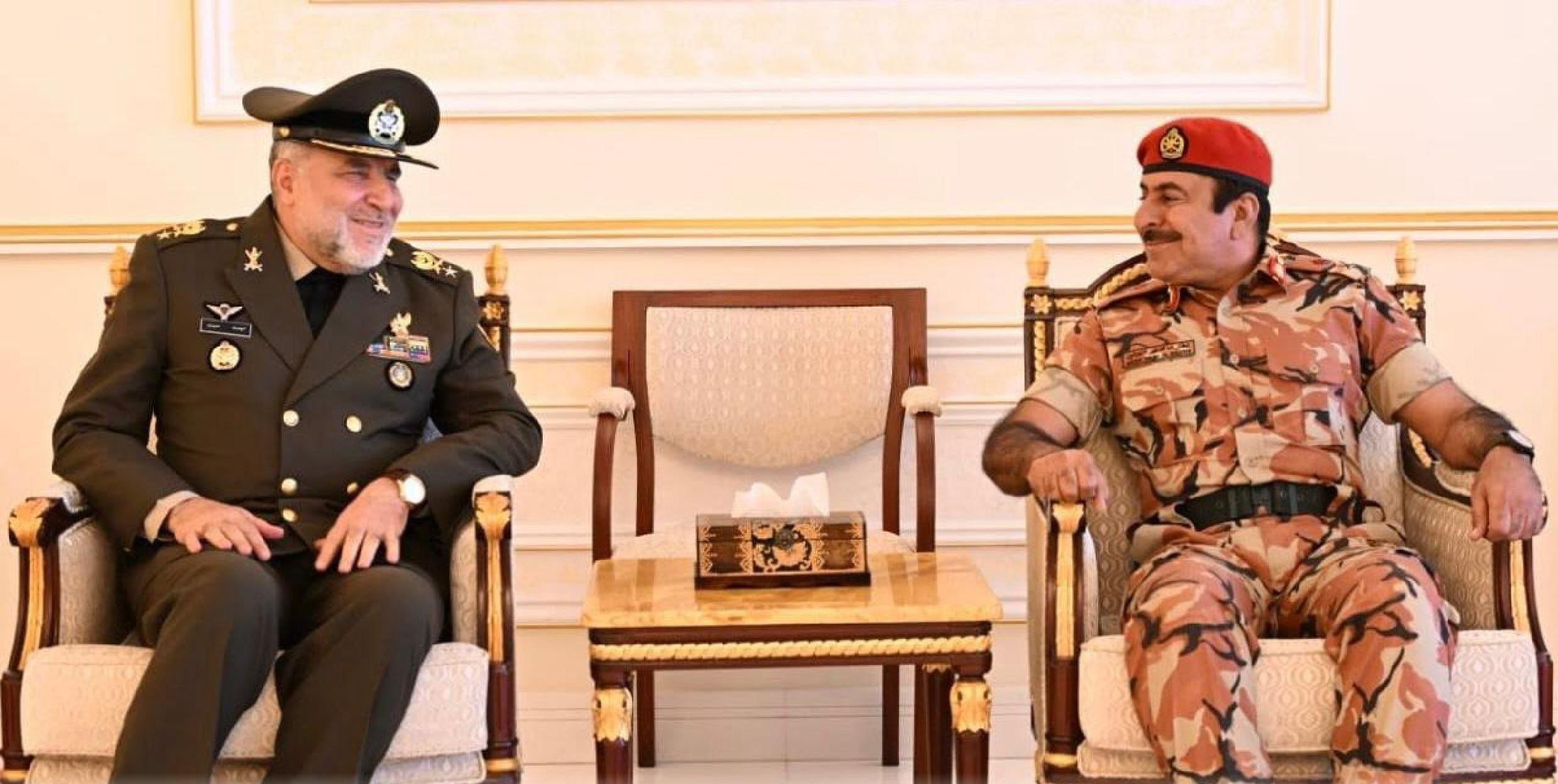 قائد القوة البرية للجيش الإيراني يصل إلى سلطنة عُمان