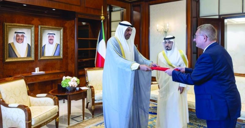 اليحيا متسلّماً أوراق اعتماد سفير النمسا