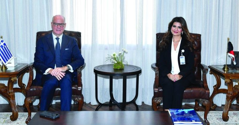 فاطمة السالم مستقبلة السفير اليوناني