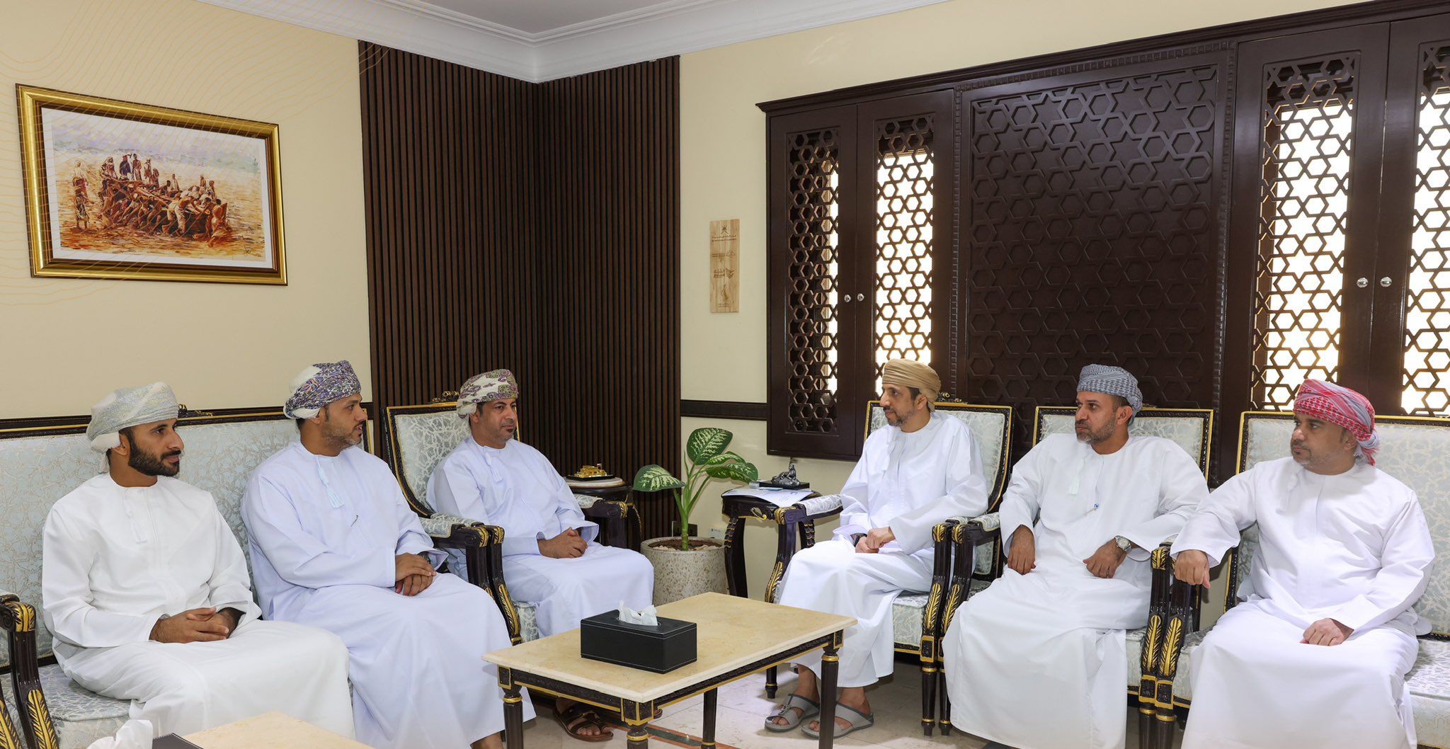 لتنشيط الجانب السياحي.. محافظ مسندم يلتقي اللجنة العمانية للرياضات الجوية