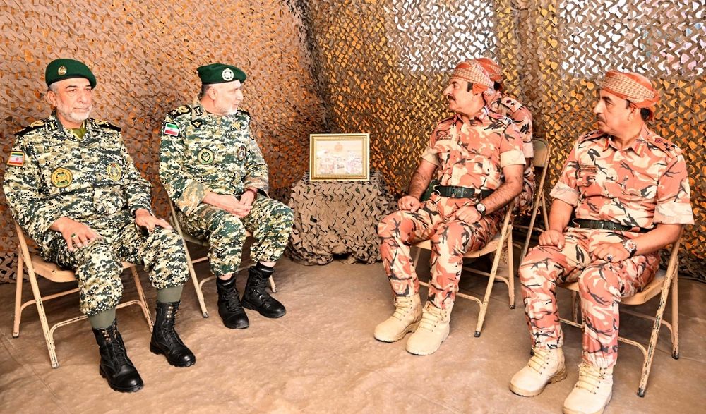 قائد الجيش السُّلطاني يستقبل قائد القوة البرية للجيش الإيراني