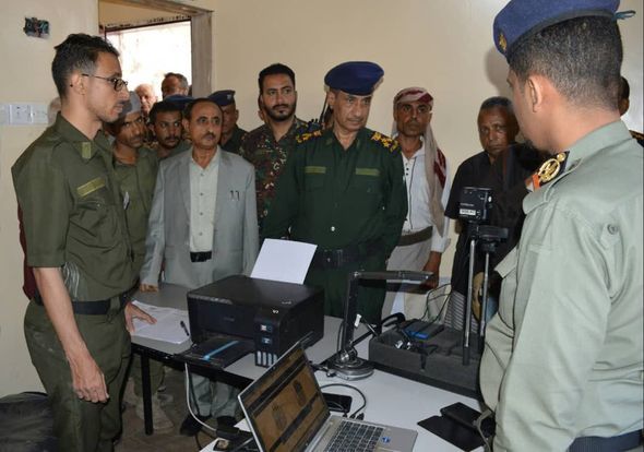 شرطة "تعز" تدشّن إصدار البطاقة الشخصية الإلكترونية لمنتسبي مؤسستها الأمنيّة