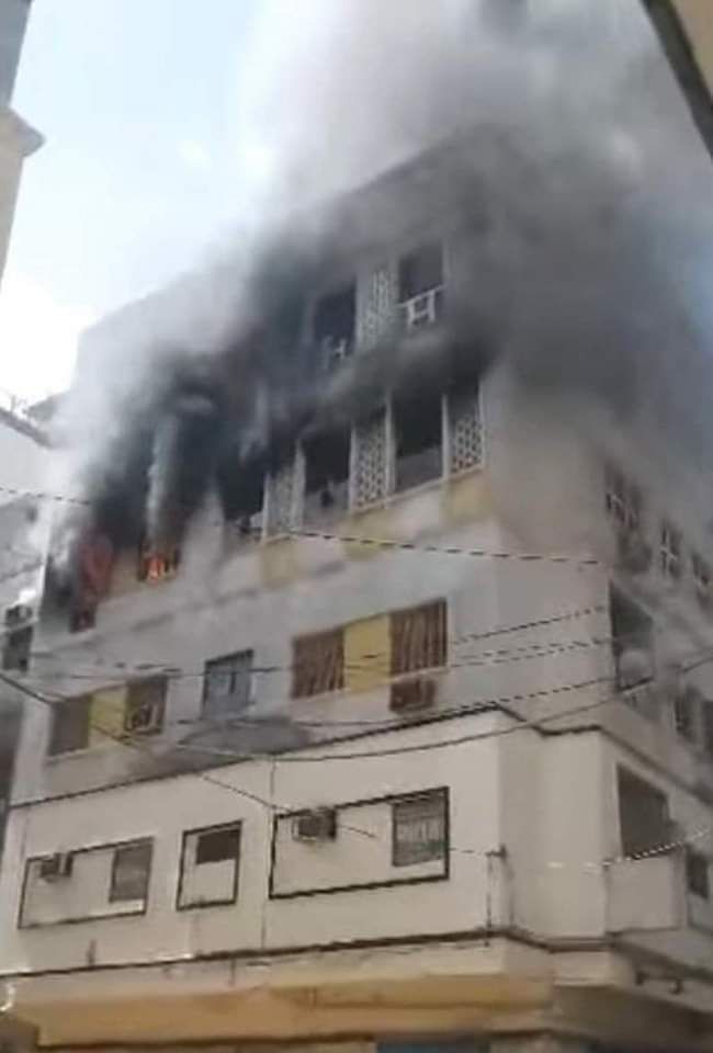 خسائر مادية جراء نشوب حريق في أحد المباني السكنية بـ"عدن" 