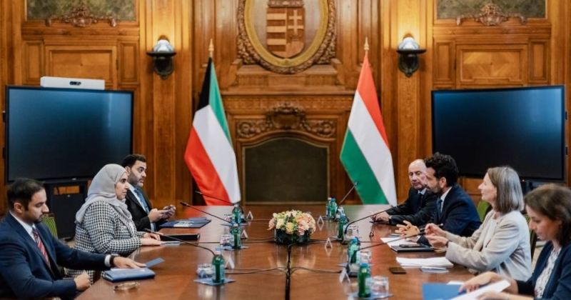 وكيلة وزارة المالية أسيل المنيفي ووزير الاقتصاد والشؤون الدولية الهنغاري توت تيبور أثناء اجتماع الجانبين