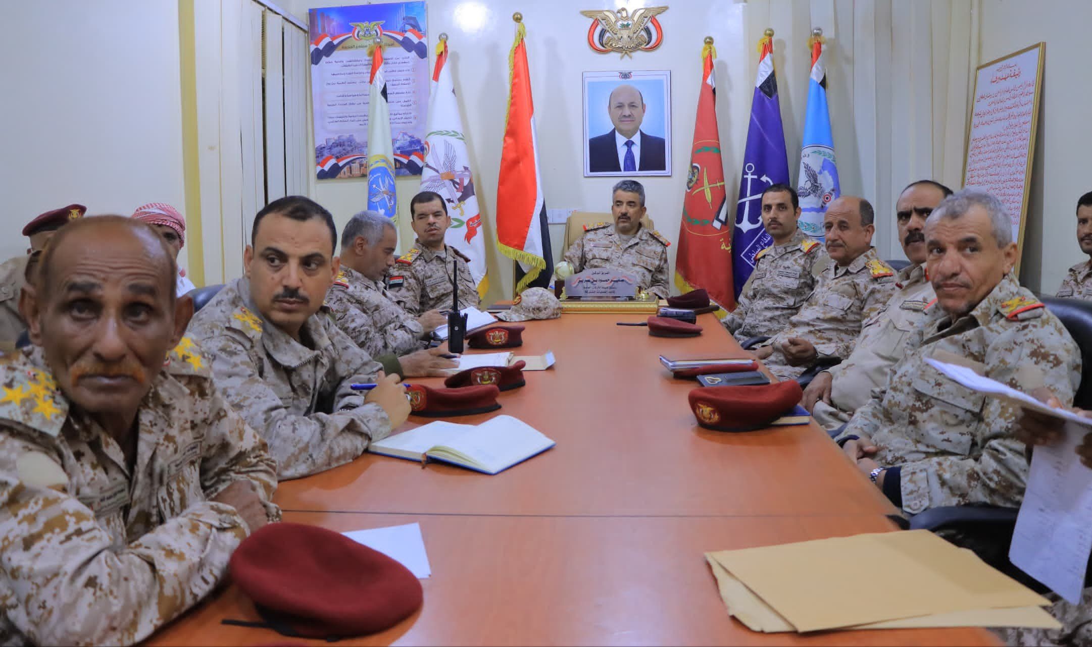 بعد يوم من تلميحات وزير الدفاع بعودة الحرب.. اللواء الأشول يحث الجيش على رفع مستوى الجاهزية القتالية