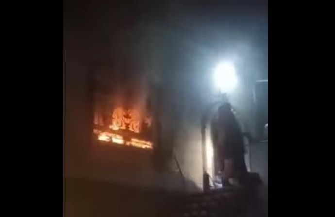 عصابة مسلحة تحرق منزلاً في حبيش شمالي إب