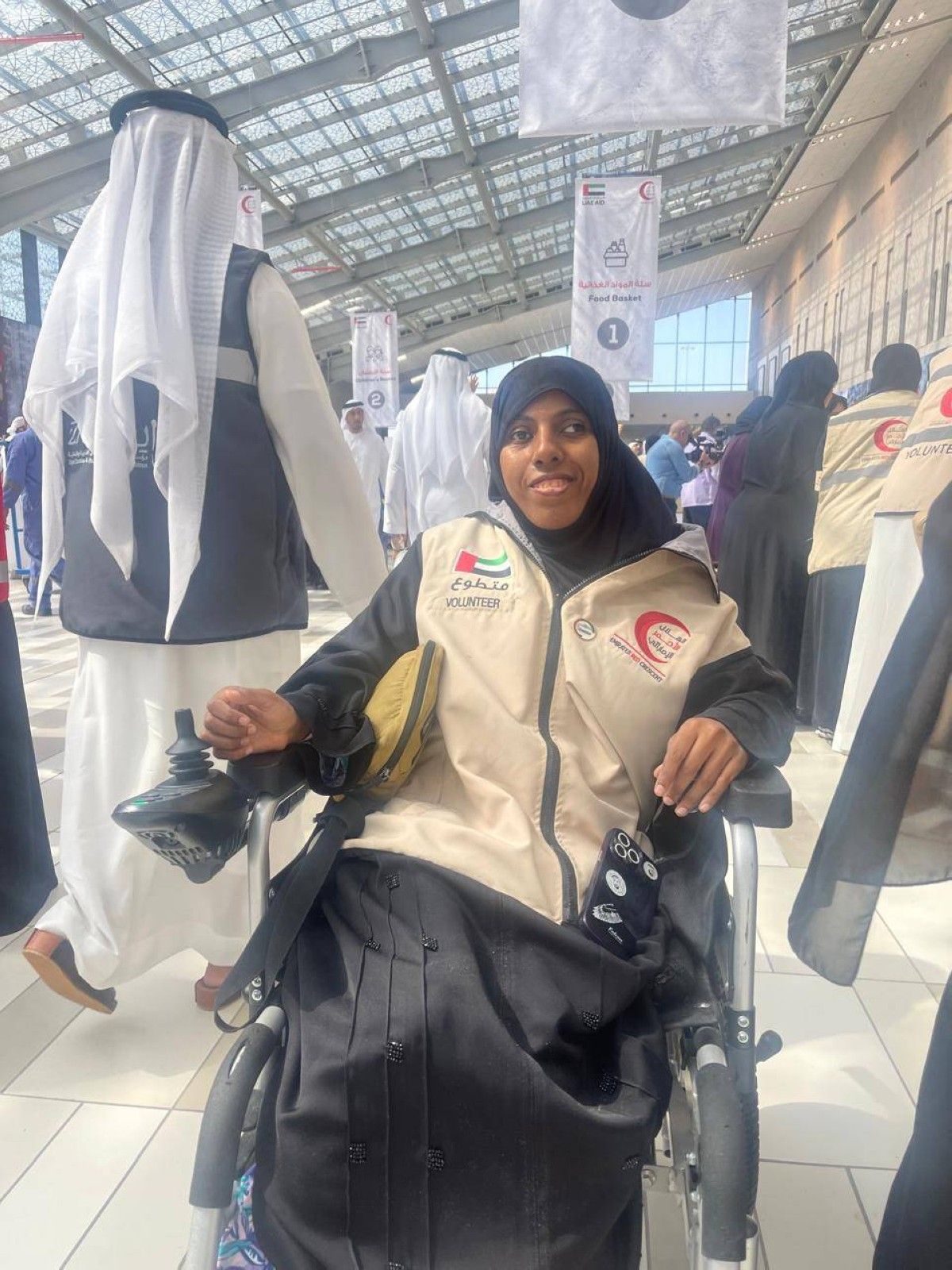 منى الحمادي متطوعة من "أصحاب الهمم" تشارك في تجهيز طرود حملة "الإمارات معك يا لبنان"