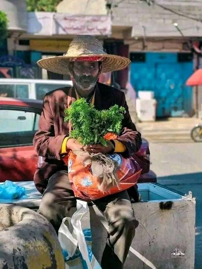 بعد 50 عامًا من العمل.. الموت يغيّب بائع "المشاقر" في "تعز" وناشطون ينعونه (رصد)