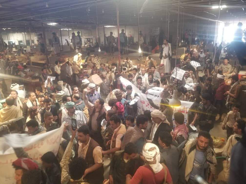 شبوة.. بائعو القات يتظاهرون رفضًا لرفع إيجارات محالهم في السوق المركزي بـ"عتق"