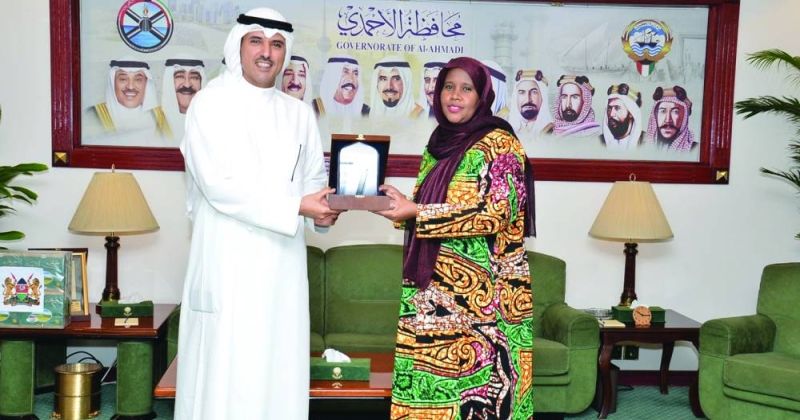 محافظ الأحمدي خلال استقباله السفيرة الكينية