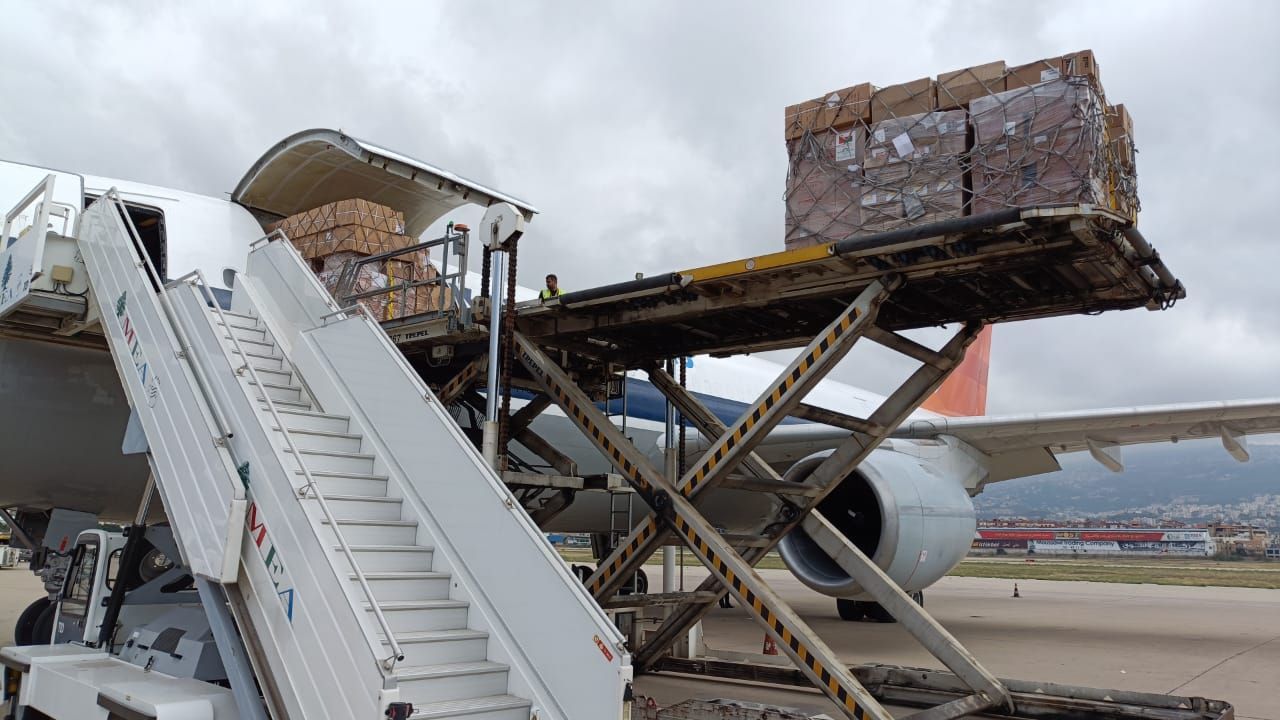 بتوجيهات سامية .. ارسال طائرة محملة بـ 40 طناً من الأدوية والمساعدات الإنسانية إلى لبنان