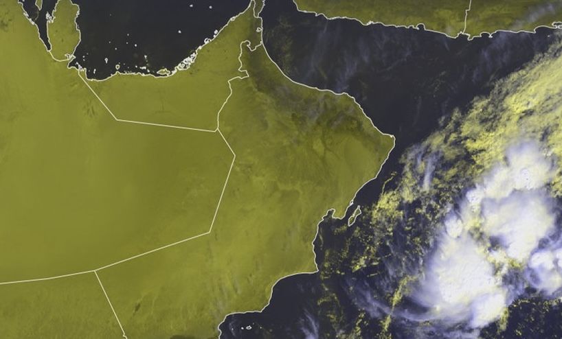 مركز الحالة المدارية على بعد 920 كم عن سواحل محافظة ظفار