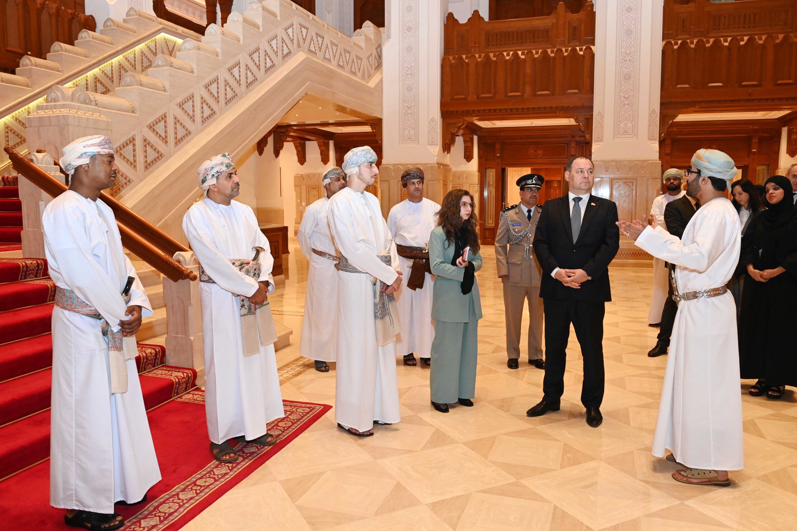 رئيس وزراء بيلاروس يزور المتحف الوطني ودار الأوبرا السُّلطانية بمسقط