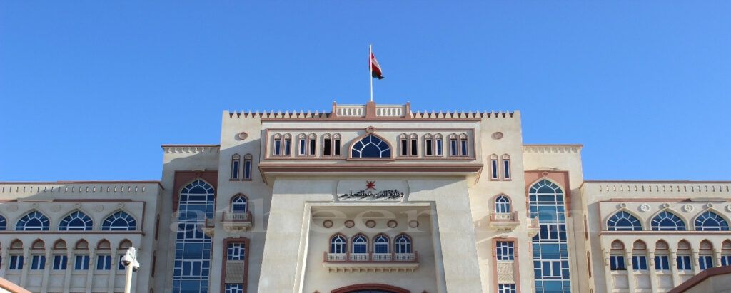 تعليق الدراسة والتحول إلى التعلم عن بعد بمسقط.. غداً الأربعاء