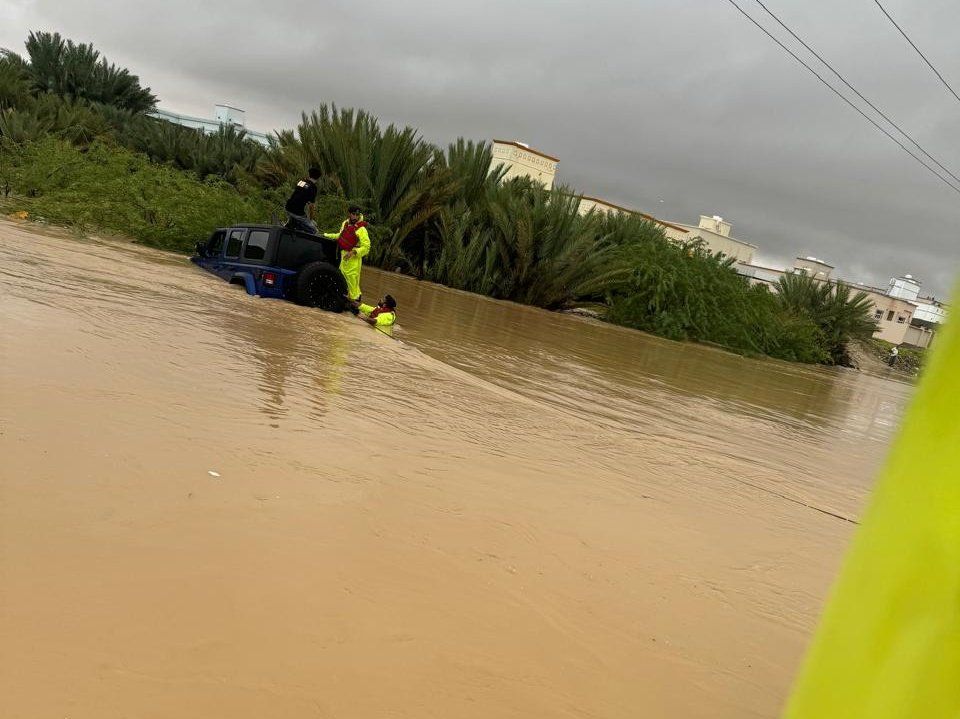 إنقاذ 4 أشخاص جراء احتجاز مركبتهم في مجرى وادٍ بولاية ‎صور