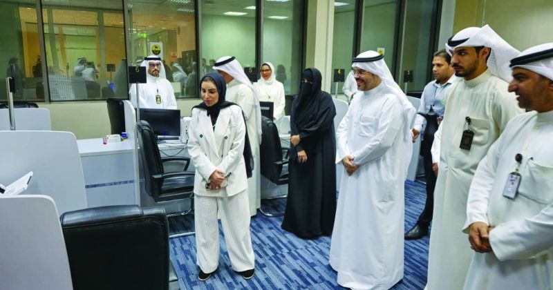 الوزيرة في جولة داخل الصالة