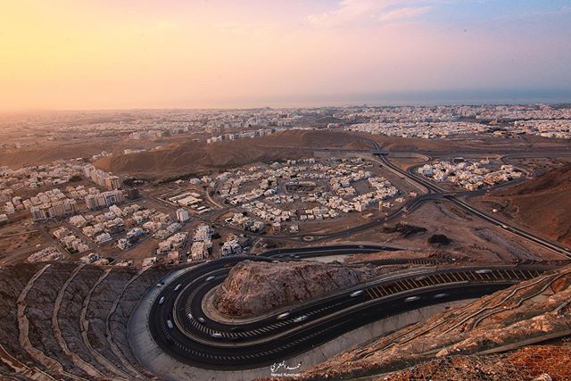 إغلاق الحركة المرورية بشارع الجبل “عقبة العامرات ـ بوشر”