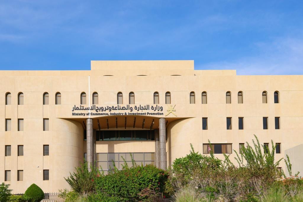 ” التجارة والصناعة ” تؤكد توفر جميع السلع الاستهلاكية بالأسواق المحلية