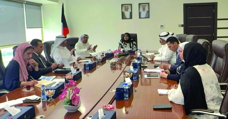 وفاء المحنا خلال اجتماعها بممثلي جمعية المهرجانات