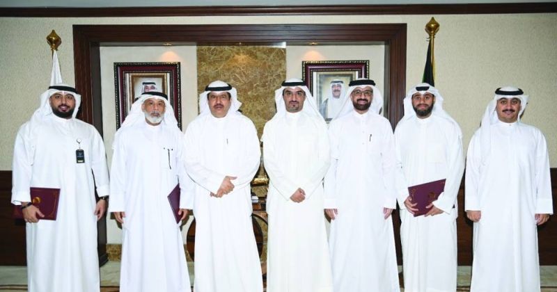 الأصفر متوسطاً مسؤولي إدارة تفتيش هيئة الغذاء في محافظة حولّي