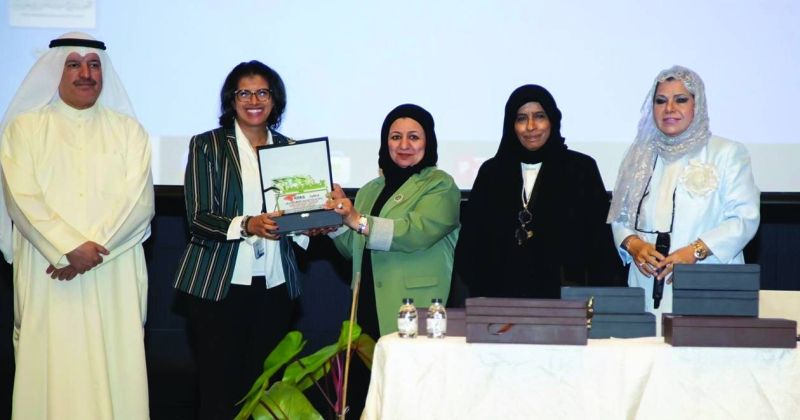 العنزي تكرم ممثلة إحدى الجهات المشاركة