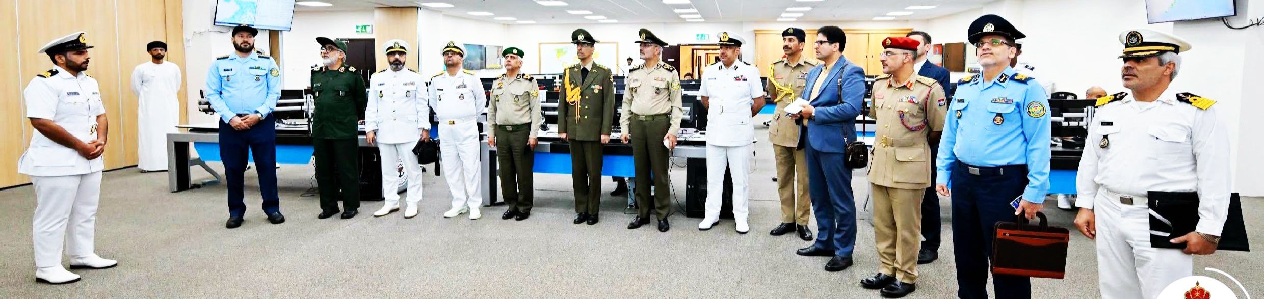 الوفد الإيراني للجنة الصداقة العسكرية العُمانية/ الإيرانية المشتركة يزور مركز الأمن البحري