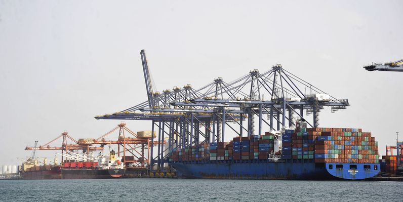 الميزانُ التجاري يسجل فائضًا بأكثر من 4 مليارات ريال عُماني