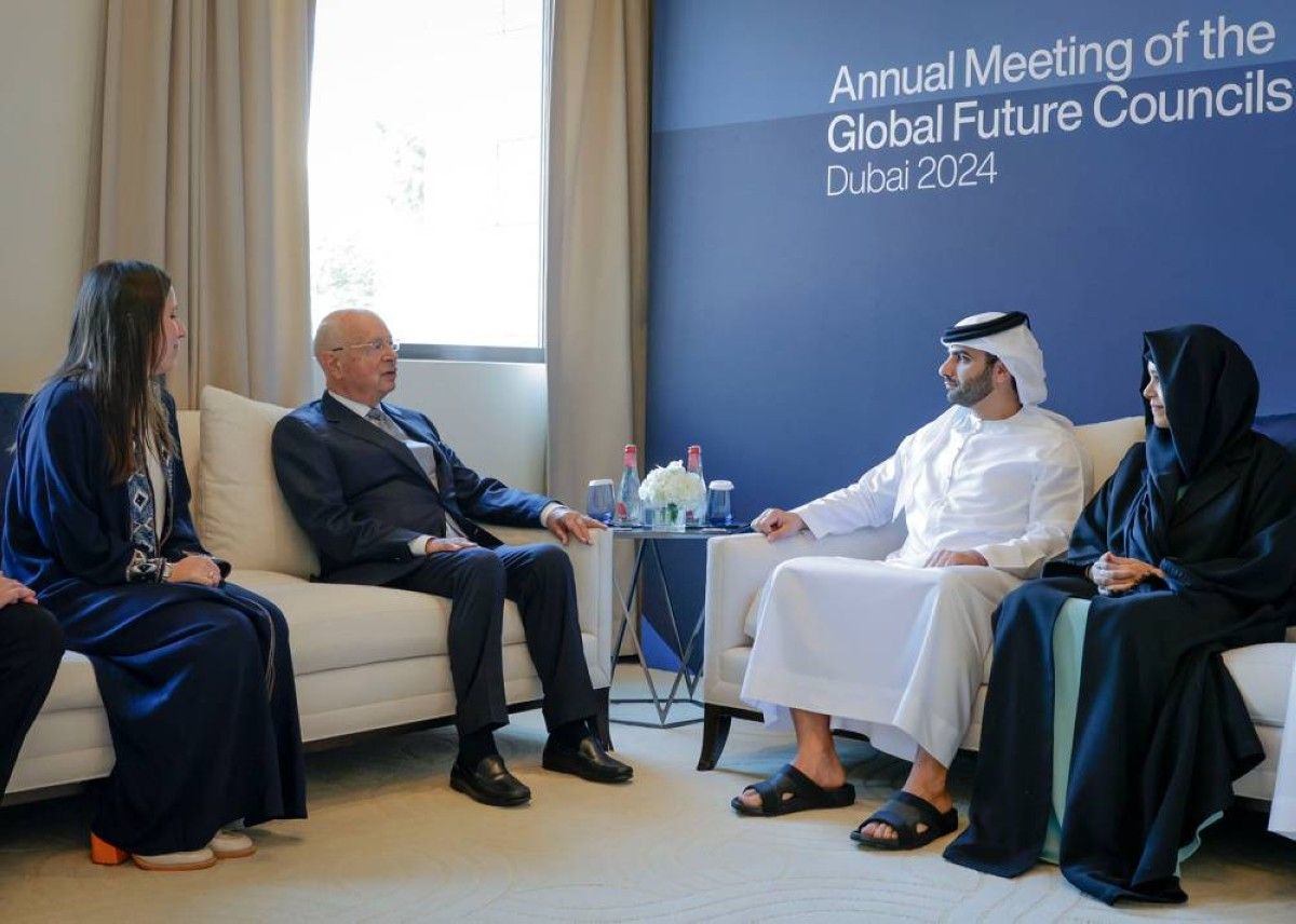 منصور بن محمد ولطيفة بنت محمد يلتقيان رئيس ومؤسس المنتدى الاقتصادي العالمي