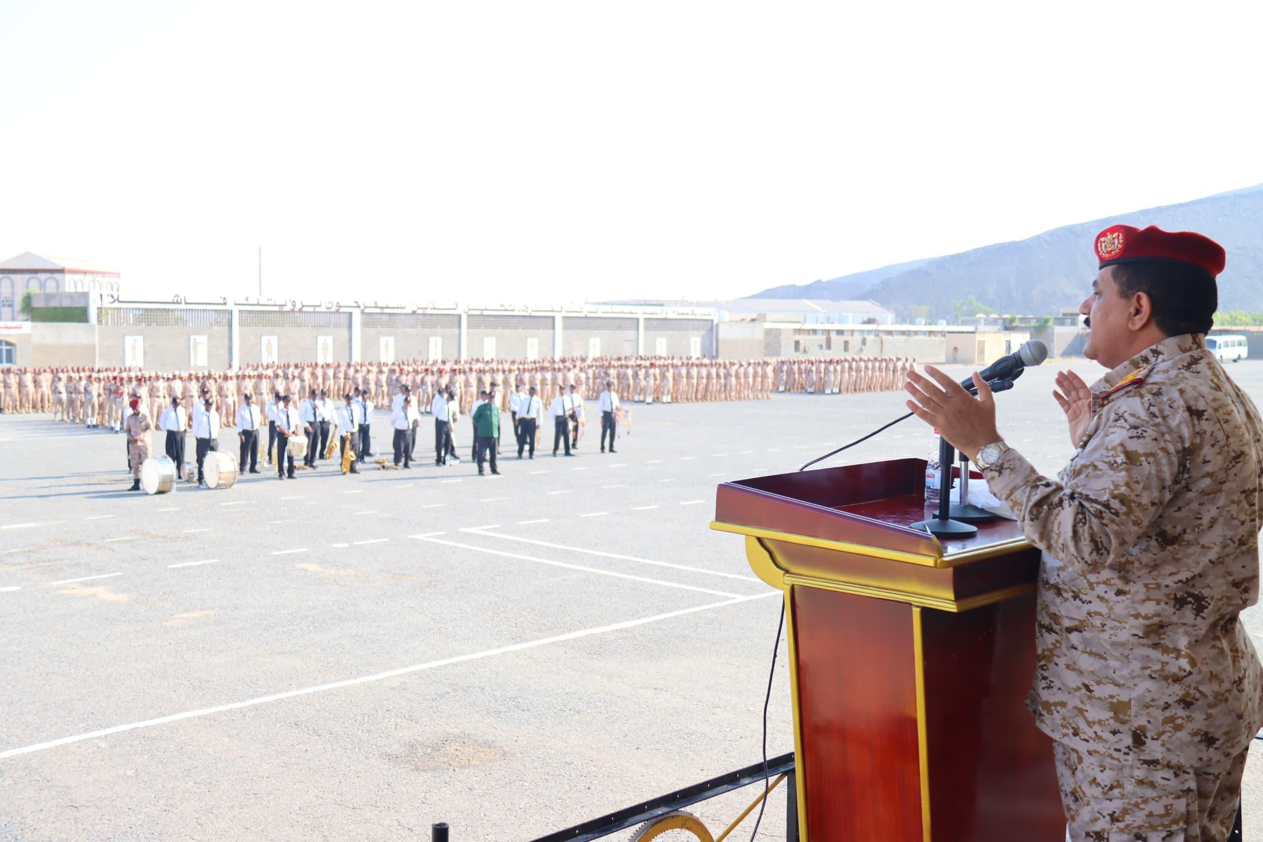 عدن.. وزير الدفاع يشهد عرضًا عسكريًا لطلبة الكلية الحربية بمناسبة ذكرى ثورة 14 أكتوبر