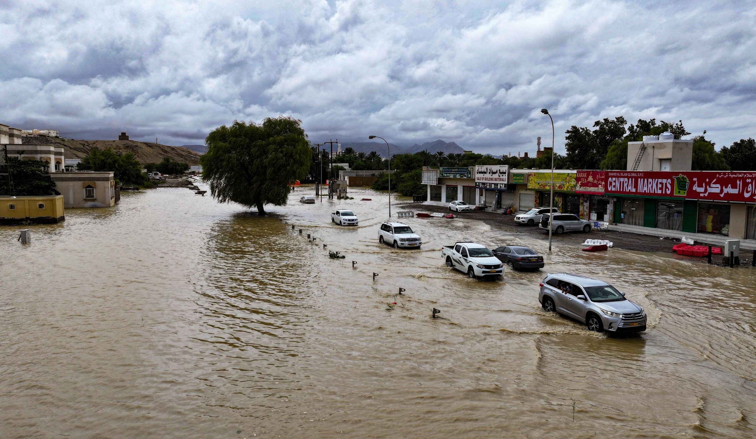 استمرار هطول الأمطار الرعدية جراء تأثير السحب المصاحبة للحالة الجوية
