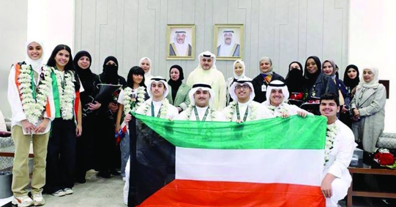 الطلبة الفائزون بثماني ميداليات مع مستقبليهم