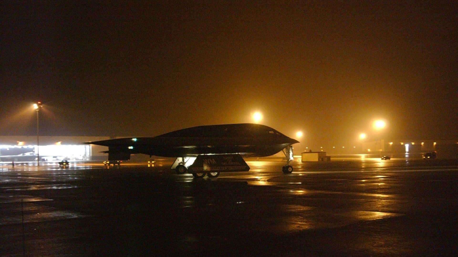 وزير الدفاع الأمريكي: استهدفنا 5 مواقع تخزين أسلحة للحوثيين بقاذفات بي-2 بموافقة بايدن