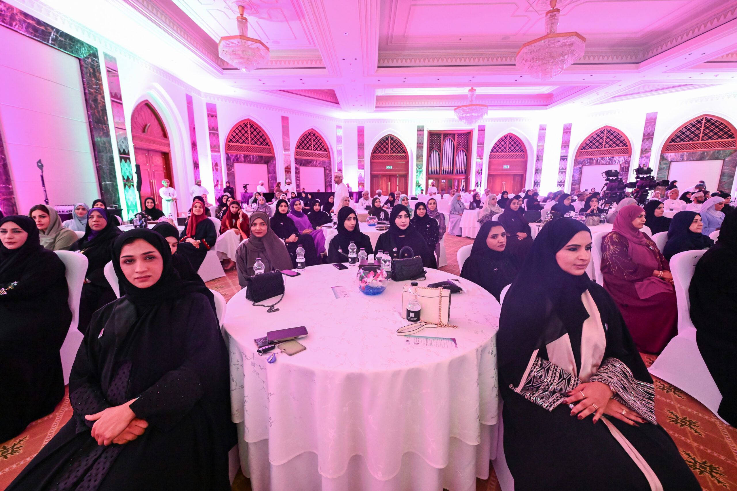 في احتفال يوم المرأة العمانية.. تكريم 30 امرأة في الشعر والرواية والمسرح والمخطوطات