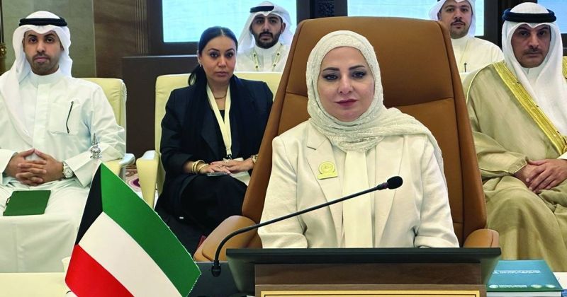 سميرة الكندري والوفد المشارك في الاجتماع