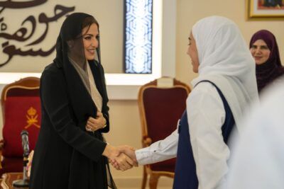 السيدة الجليلة تقوم بزيارة كريمة إلى مدرسة جوهرة مسقط بولاية السيب