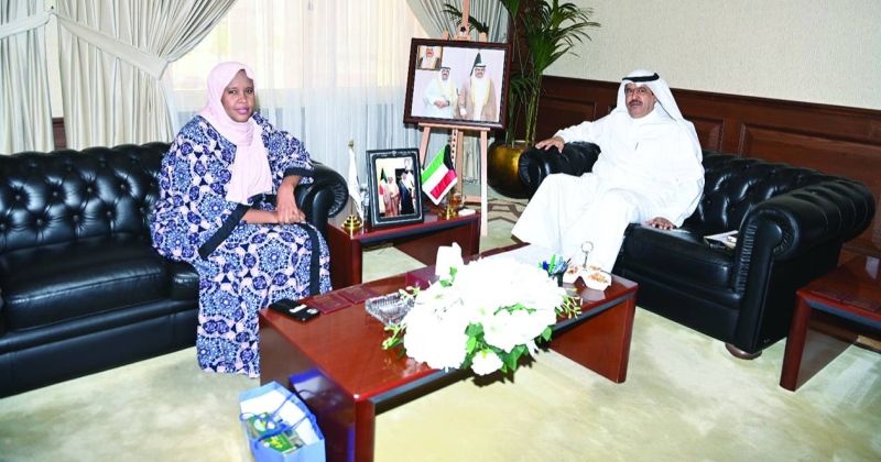 محافظ حولي خلال استقباله السفيرة الكينية