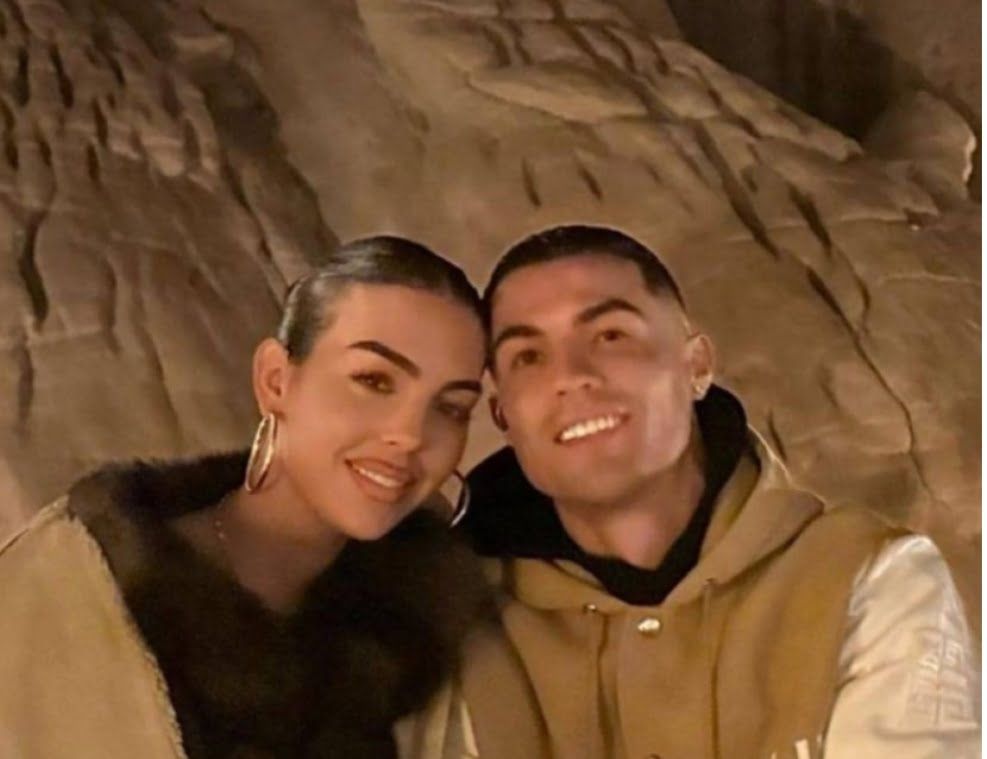 بالصور.. جورجينا تظهر مع كريستيانو في منطقة العلا وملابسها تشعل مواقع التواصل