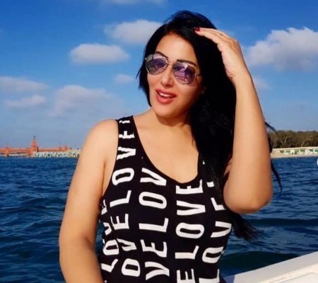 سمية الخشاب تشعل مواقع التواصل بـ «بنطلون شفاف».. والجمهور يرد: «شفنا كل حاجة» .. اتفرج