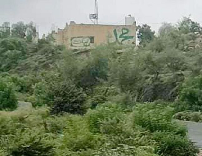 تكفل ببنائه فاعل خير..قيادات حوثية تمنع توسعة مسجد في العدين غربي إب