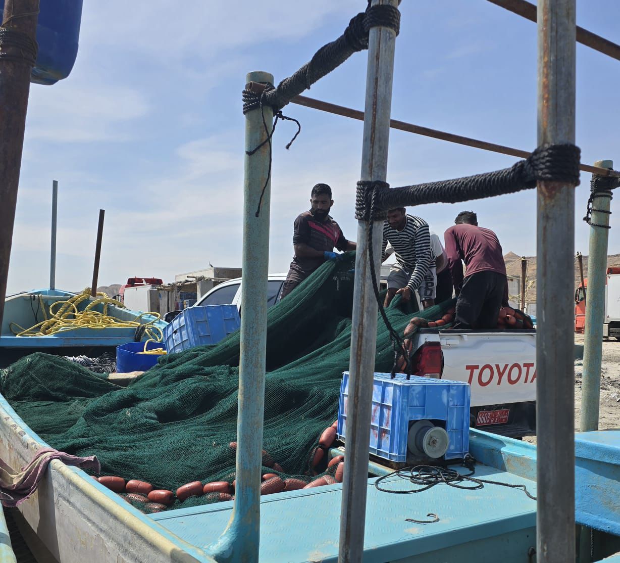 ضبط قوارب صيد مخالفة ومحملة بصغار الشارخة بالوسطى